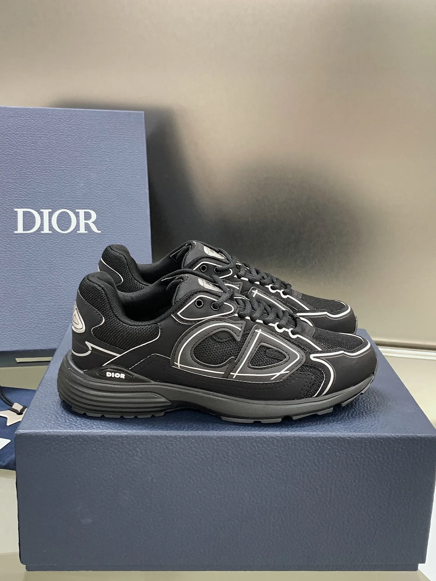 👟👟Ex-factory price 660👟👟 Newly upgraded Dior B30 series dad sneakers. New B30 sneakers. Dad Shoes style shoes that follow the trend of the retro market. The Dior logo on the tongue also indicates that this pair of shoes is the B30 model! B30 uses fine-textured leather and mesh cloth materials to form a shoe body. There are conspicuous letters CD on both sides of the shoe body to indicate identity. Many lines on the shoe body outline details to make the shoes look less monotonous and full of retro flavor. The delivery counter is exquisitely packaged🛍📦 ▪️Fabric: Original customized technical fabric + mesh ▪️Inner lining: Customized breathable lining ▪️Outsole: IP+TPU outsole ▪️Sole thickness: 3.5CM ▪️Size: Women’s size 35-40 / Men’s size 39-45